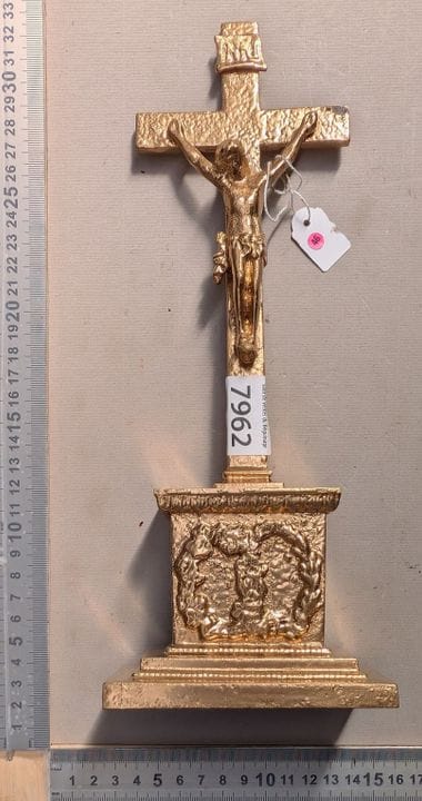 1 Christ en métal doré - Dimensions et état voir p