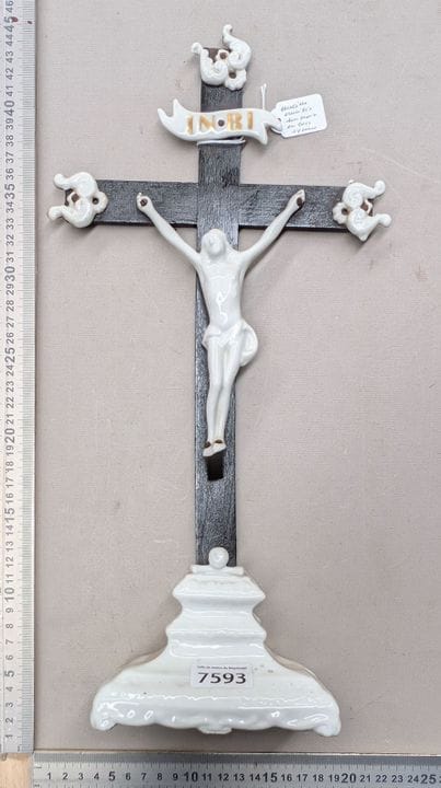 1 ancienne Croix crucifix en faïence et socle - Di