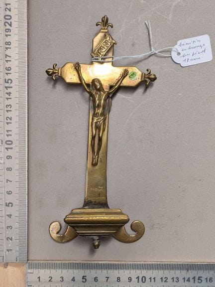 Ancienne croix crucifix en bronze - Dimensions et 