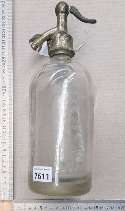 Une bouteille à siphon légère trace à l'étain - Di