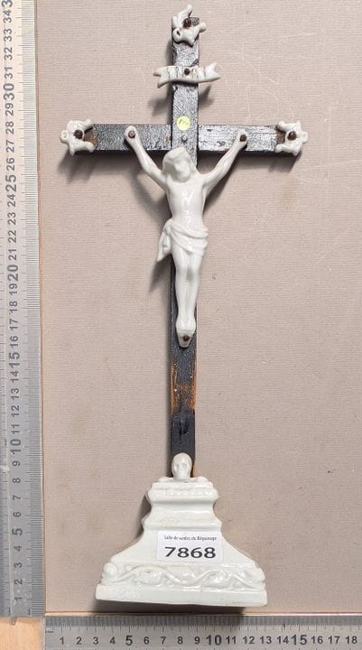 Ancienne croix sur croix en bois - Dimensions et é