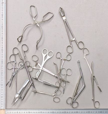 15 instruments médicaux - Dimensions et état voir 