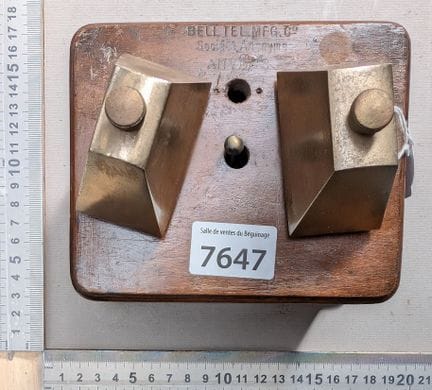 Ancienne clochette et mécanisme sur le coffret en 