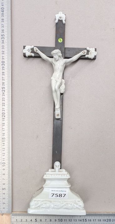1 ancienne Croix crucifix en faïence et socle - Di