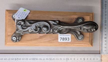 1 ancien mache bouchon en fonte sur socle en chêne