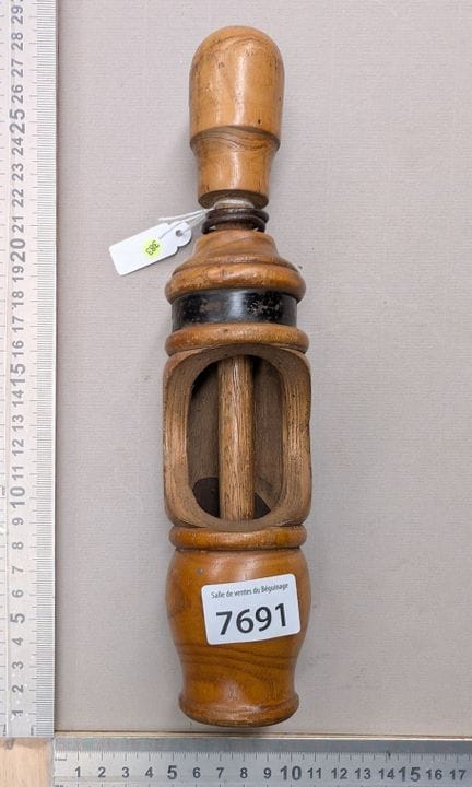 1 ancienne bouchonneuse en bois - Dimensions et ét