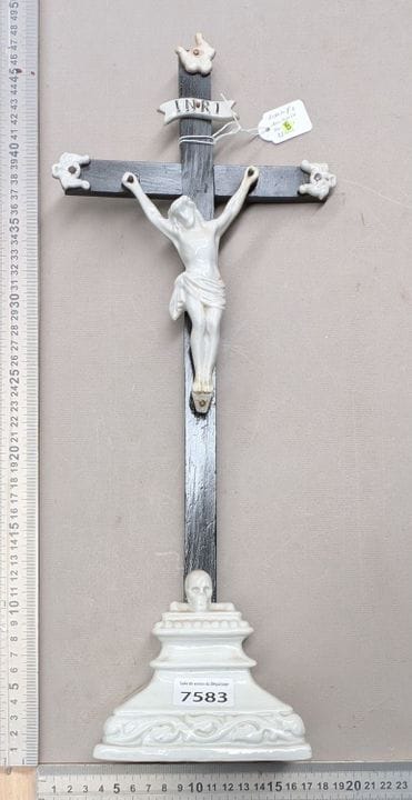 1 ancienne Croix crucifix en faïence et socle - Di