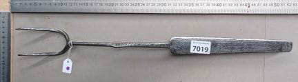 1 ancienne fourchette en fer forgé d'âtre XVIIIème