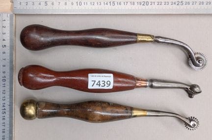 3 anciennes roulettes de cordonnier bourrelier - D