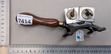 1 aiguiseur de couteau ancien manche en bois - Dim