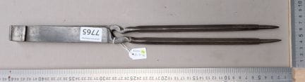 Ancien compas fer forgé avec écusson des deux côté