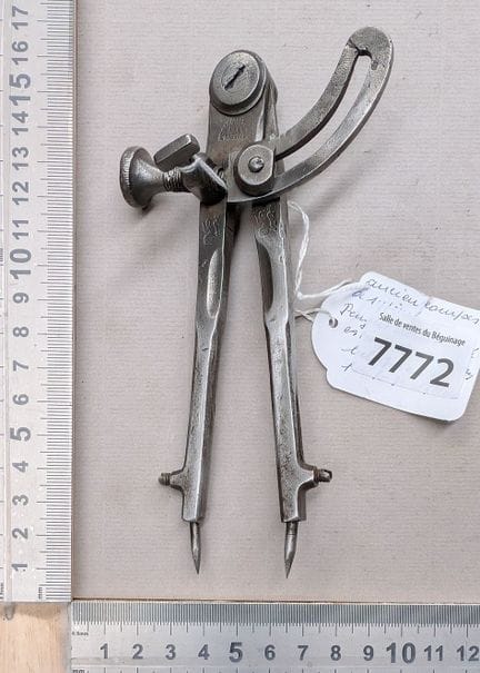 Ancien compas à système Peugeot frères breveté est