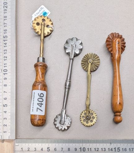 4 roulettes coupe pate ancienne en bois et laiton 
