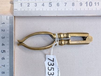 1 ancien casse noisette en laiton époque? - Dimens