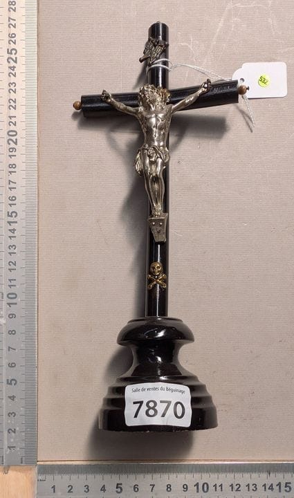 Ancienne croix sur croix en bois - Dimensions et é
