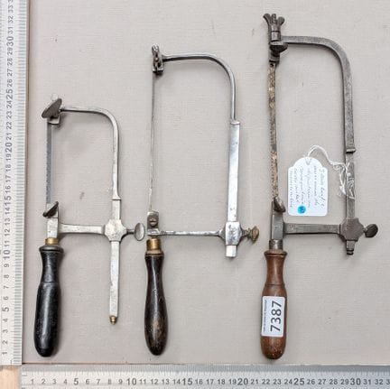3 scies anciennes de bijoutier ou marqueterie cadr