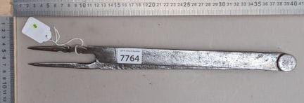 Ancien compas fer forgé avec écusson des deux côté