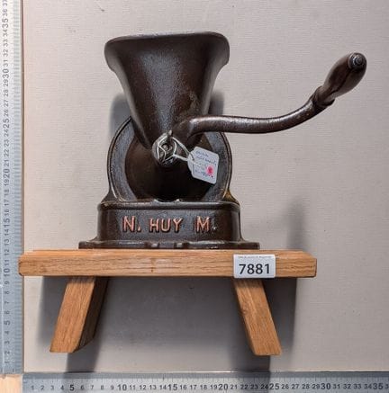 1 moulin à café sur socle - Dimensions et état voi