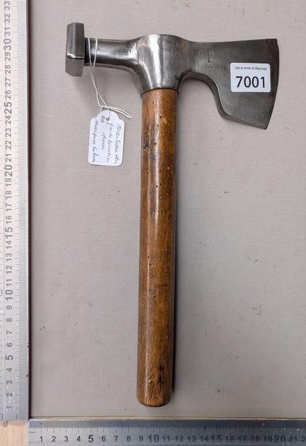 1 ancienne hachette de forestier H.K pour marquer 