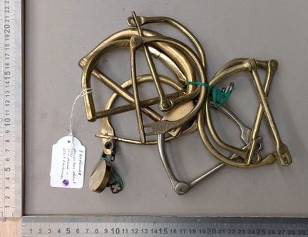 8 cadenas anciens dont un avec un petit cadenas  -