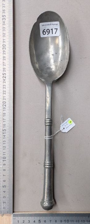 Grande cuillère en étain estampillée P.R XVIIème -