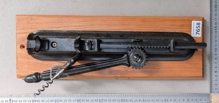 1 ancien tire-bouchon sur socle en bois - Dimensio