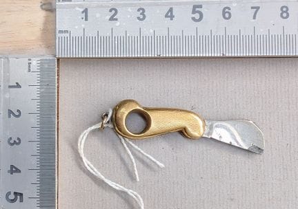 1 mini couteau en or ? - Dimensions et état voir p