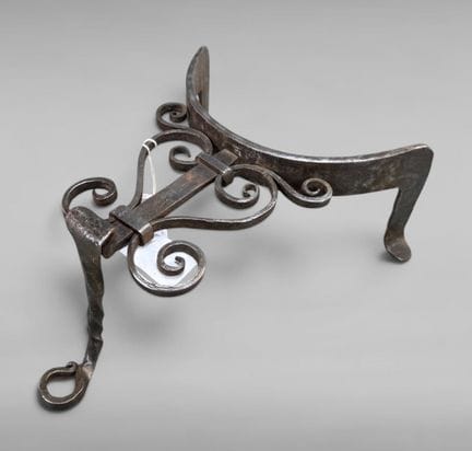 1 cale pot repousse boite XVIIIème en fer forgé - 