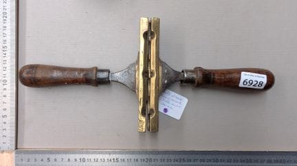 Belle et rare pince moule à balle bronze et bois -