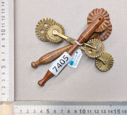 4 roulettes coupe pate ancienne en bois et laiton 