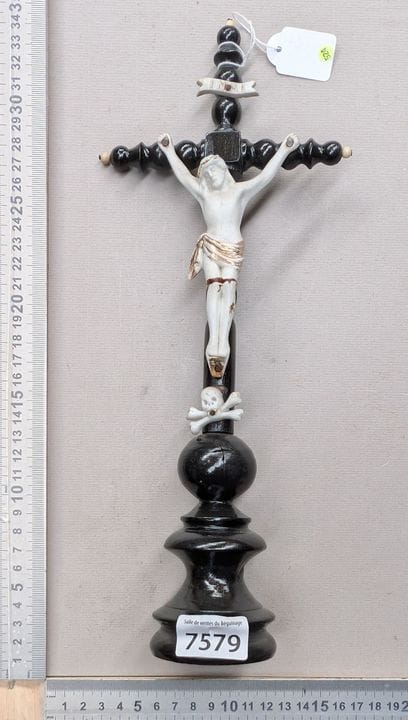 Ancienne croix crucifix en bronze - Dimensions et 