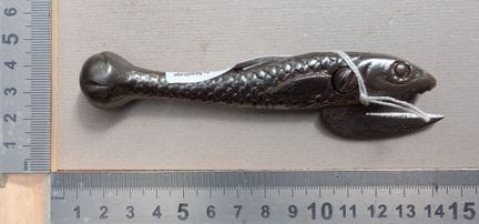 1 ancien ouvre boite en fonte représentant 1 poiss
