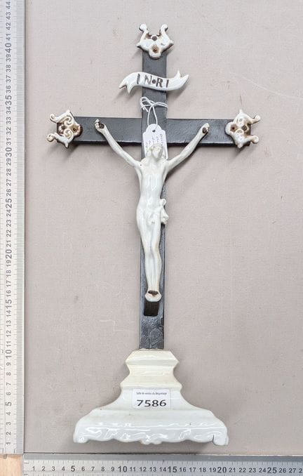 1 ancienne Croix crucifix en faïence et socle - Di