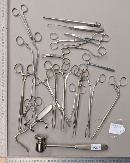 22 instruments médicaux - Dimensions et état voir 