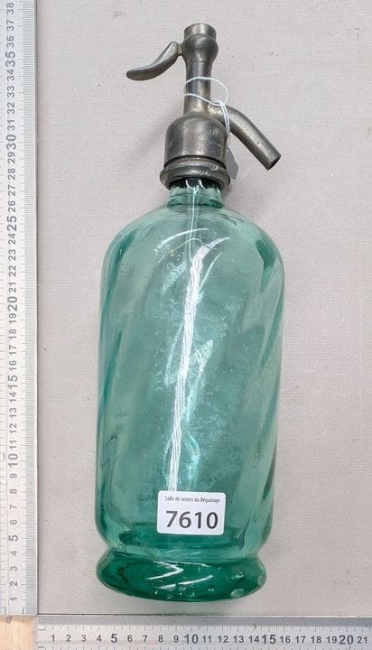 Une bouteille à siphon - Dimensions et état voir p