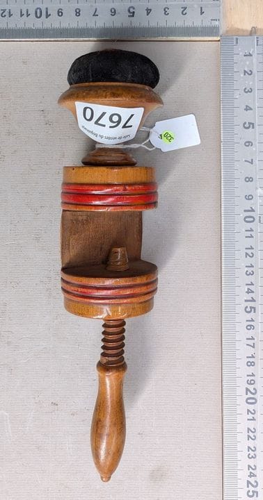 1 ancien tire-bouchon sur socle en bois - Dimensio