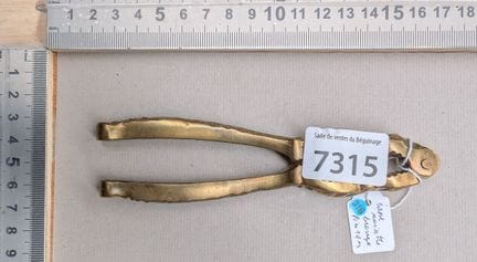 1 casse noisette en laiton ancien - Dimensions et 
