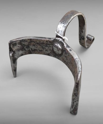 1 cale pot repousse boite XVIIIème en fer forgé - 