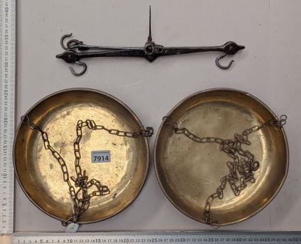 1 ancienne balance XVIIIème 2 plateaux laiton - Di