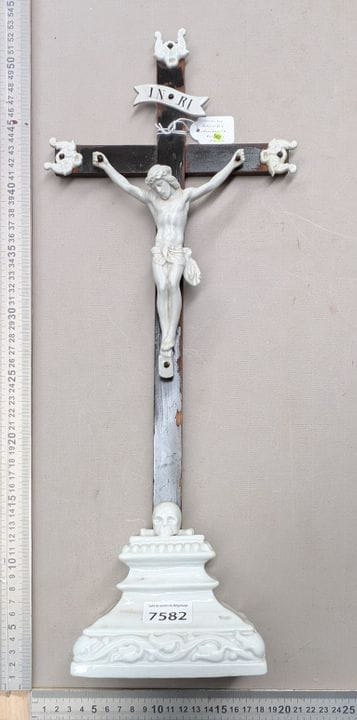 1 ancienne Croix crucifix en faïence et socle - Di