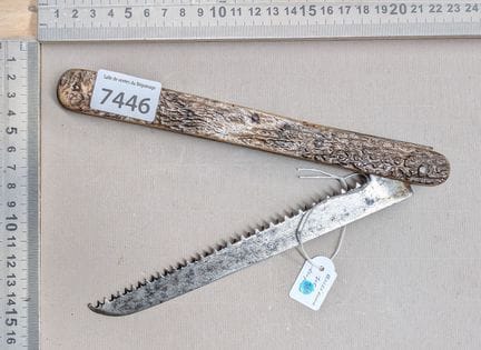 1 ancienne petite scie pliante CALET AREIMS en cor