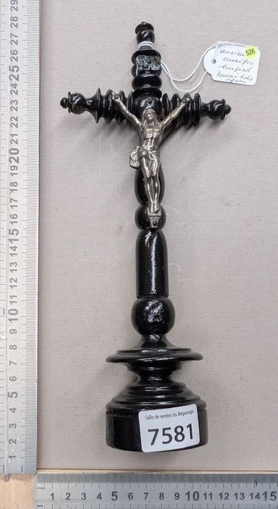 Ancienne croix crucifix en bronze - Dimensions et 