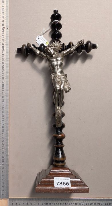 Ancienne croix sur croix en bois - Dimensions et é