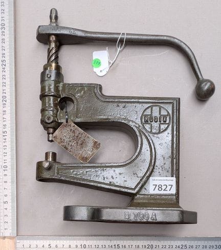 1 ancienne presse à œillet - Dimensions et état vo