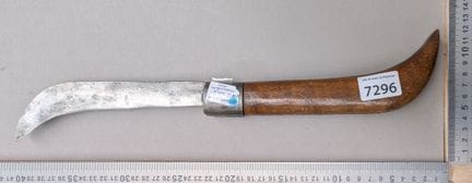 1 ancienne grande serpette plainte manche bois - D