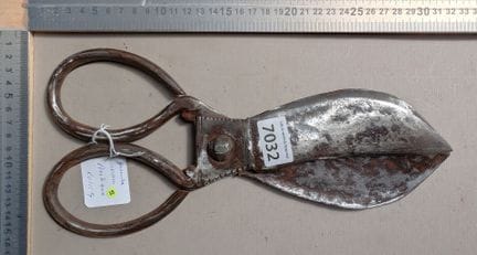 Grande paire de ciseaux en fer forgé antique XVIII