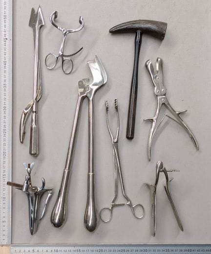 8 instruments médicaux + boite - Dimensions et éta