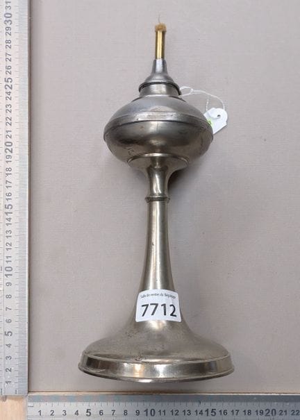 Ancienne lampe à huile en étain  - Dimensions et é