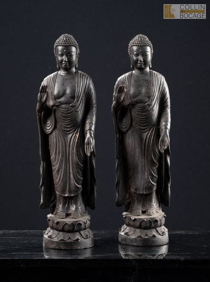日本，20世纪下半叶。两尊阿弥陀佛立像，立于莲花基座之上，双手分别结说法印和布施印。青铜材质，表面呈