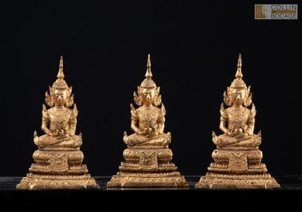 泰国，20世纪下半叶，拉塔纳科辛风格。三尊盘腿打坐的佛像，置于三层基座上，手中托着化缘钵。陶土芯上镀
